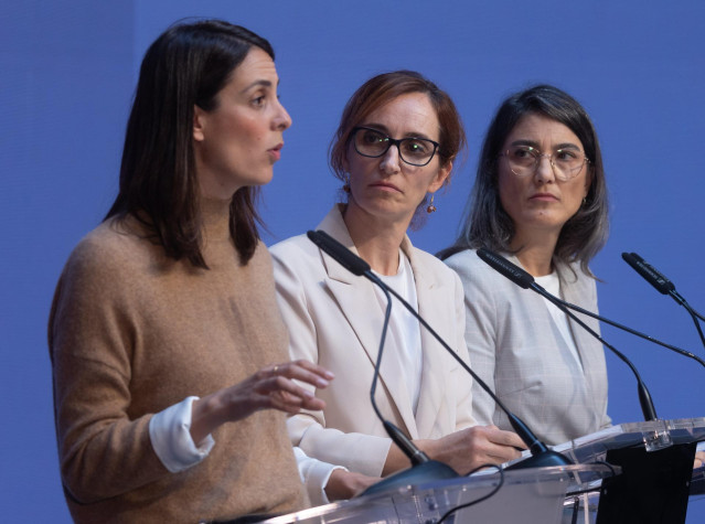 Archivo - (I-D) Las coportavoces de Más Madrid Rita Maestre, Mónica García y Manuela Bergerot, durante una rueda de prensa