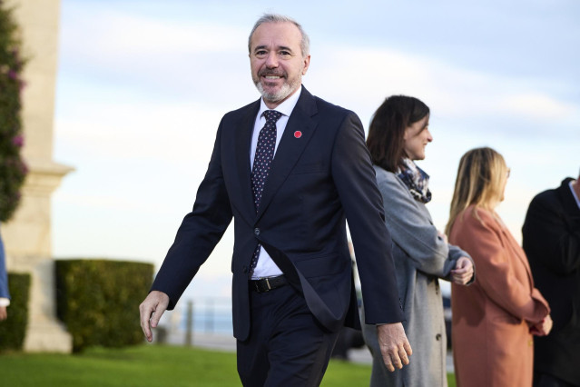 El presidente del Gobierno de Aragón, Jorge Azcón, a su llegada a la XXVII Conferencia de Presidentes, en el Palacio de la Magdalena, a 13 de diciembre de 2024, en Santander, Cantabria (España).