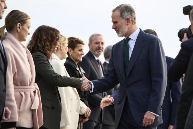 El Rey Felipe VI (d) saluda a la presidenta de la Comunidad de Madrid, Isabel Díaz Ayuso (2i), a su llegada a la XXVII Conferencia de Presidentes, en el Palacio de la Magdalena, a 13 de diciembre de 2024, en Santander, Cantabria (España).