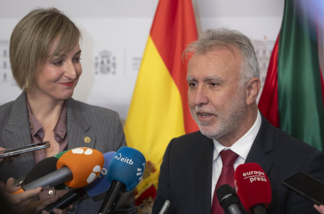 El ministro de Política Territorial, Ángel Víctor Torres, y la consejera de Gobernanza, Administración Digital y Autogobierno del País Vasco, Maria Ubarretxena, a 16 de diciembre de 2024, en Madrid (España).