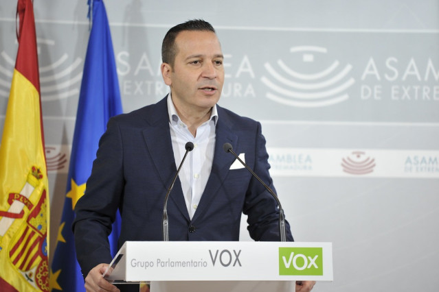 Archivo - El portavoz de Vox en la Asamblea de Extremadura, Óscar Fernández Calle, en rueda de prensa tras la Junta de Portavoces de la Cámara regional