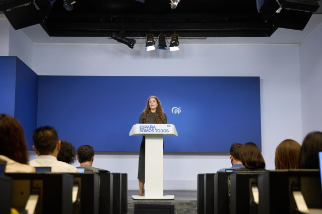 La vicesecretaria de Sanidad y Educación del PP, Ester Muñoz, durante una rueda de prensa posterior a la reunión del Comité de Dirección del Partido Popular, en la sede nacional del partido, a 2 de diciembre de 2024, en Madrid (España). Durante la compare
