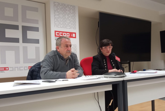 Archivo - El secretario general de CCOO-Sanidad y Sectores Sociosanitarios, Humberto Muñoz, y la responsable de esta federación del sindicato en Castilla-La Mancha, Chelo Cuadra.