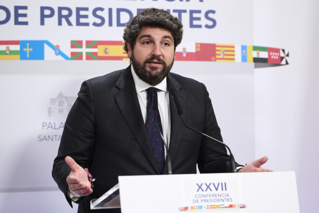 El presidente de la Región de Murcia, Fernando López Miras, ofrece una rueda de prensa durante la XXVII Conferencia de Presidentes, en el Palacio de la Magdalena, a 13 de diciembre de 2024, en Santander, Cantabria (España).