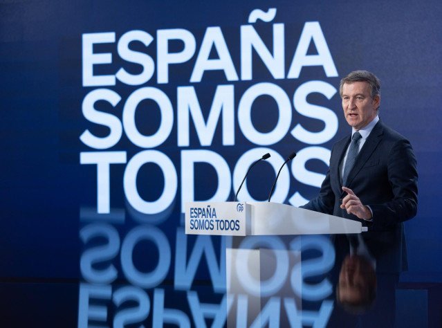 El presidente del Partido Popular, Alberto Núñez Feijóo, ofrece una rueda de prensa, en el Espacio Jorge Juan, a 27 de diciembre de 2024, en Madrid (España).