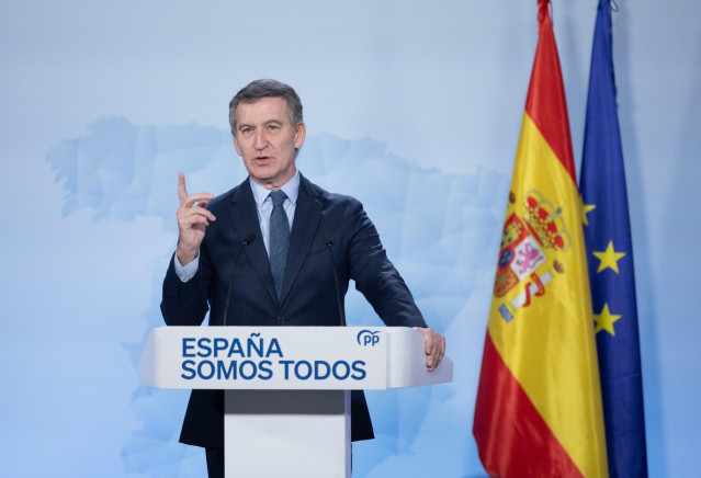 El presidente del Partido Popular, Alberto Núñez Feijóo, ofrece una rueda de prensa, en el Espacio Jorge Juan, a 27 de diciembre de 2024, en Madrid (España). Durante su comparecencia, el presidente del Partido Popular ha realizado un balance político del