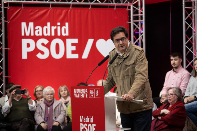El secretario general del PSOE de Madrid, Óscar Lopez, interviene durante un acto del PSOE con vecinos y militantes, en el Centro Cívico Los Pinos, a 15 de diciembre de 2024, en Alcorcón, Madrid (España).