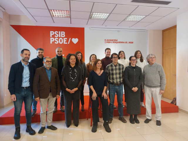 La secretaria general del PSIB-PSOE, Francina Armengol, junto a otros cargos del partido, en la Copa de Navidad de la formación