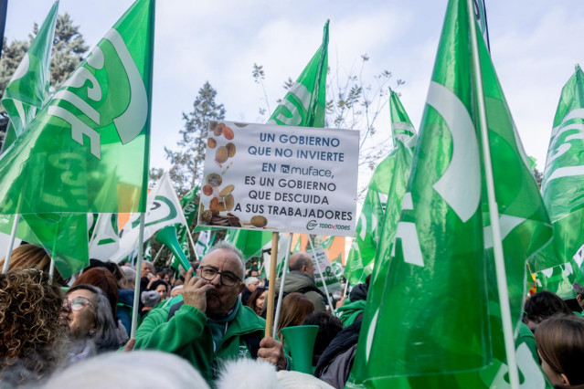 Decenas de personas durante una concentración, frente a la Dirección General de Muface de Madrid, a 14 de diciembre de 2024, en Madrid (España).