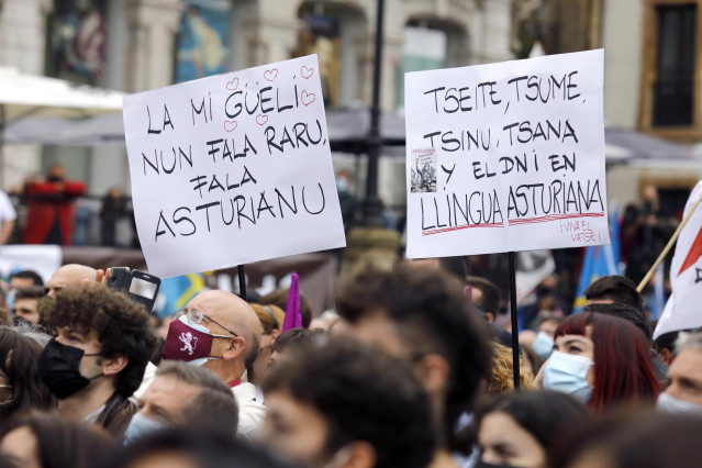 Archivo - Una persona sostiene una pancarta donde se lee 