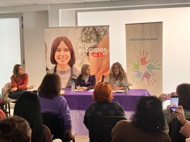 La secretaria de Igualdad del PSOE, Pilar Bernabé, en la sede de la asociación Alanna, en el acto con motivo del 20 aniversario de la aprobación de la Ley Orgánica de Medidas de Protección Integral contra la Violencia de Género.