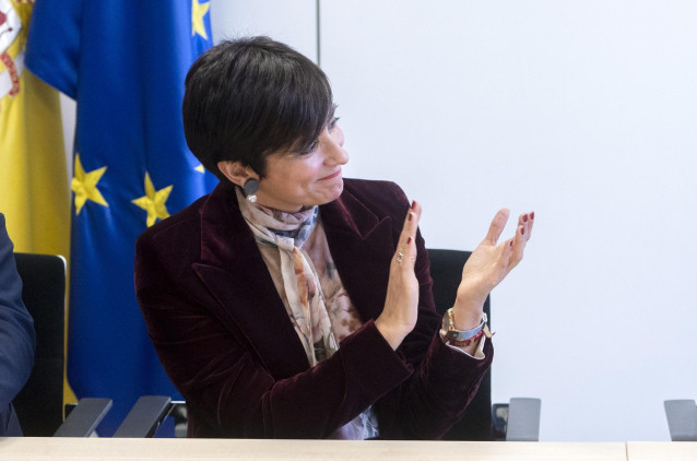 La ministra de Vivienda y Agenda Urbana, Isabel Rodríguez, aplaude durante la firma del acuerdo de compraventa para la instalación de un Centro de Datos, en la sede de SEPES, a 19 de diciembre de 2024, en Madrid (España).