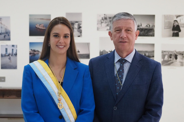 Archivo - Imagen del cambio en la Alcaldía de Palos de la Frontera (Huelva). La nueva regidora, Milagros Romero, y el saliente, Carmelo Romero, su padre.