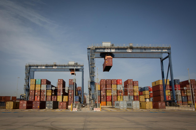 Archivo - Contenedores de mercancías en el muelle de descarga del Puerto de Barcelona
