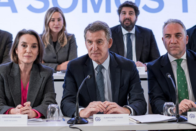 La secretaria general del PP, Cuca Gamarra; el presidente del PP, Alberto Núñez Feijóo y el vicesecretario de Coordinación Autonómica y Local del PP, Elías Bendodo, durante una reunión del Comité Ejecutivo de su partido.