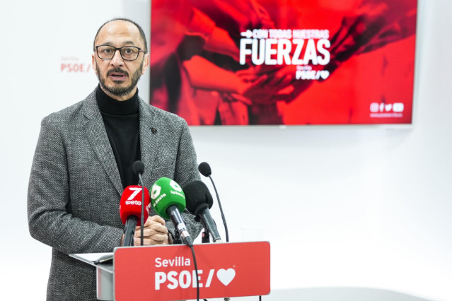 El secretario de Política Institucional y Formación del PSOE y vicepresidente del Congreso, Alfonso Rodríguez Gómez de Celis, ofrece una rueda de prensa sobre asuntos de actualidad en la Sede Provincial del PSOE, a 30 de diciembre de 2024 en Sevilla (Anda