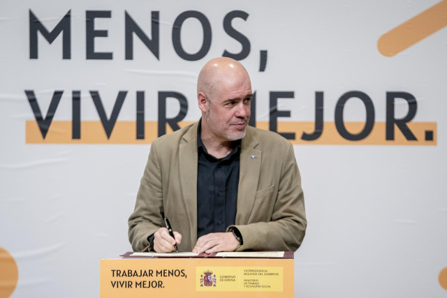 El secretario general de CCOO, Unai Sordo, firma el acuerdo para la reducción de la jornada laboral, en el Ministerio de Trabajo y Economía Social, a 20 de diciembre de 2024, en Madrid