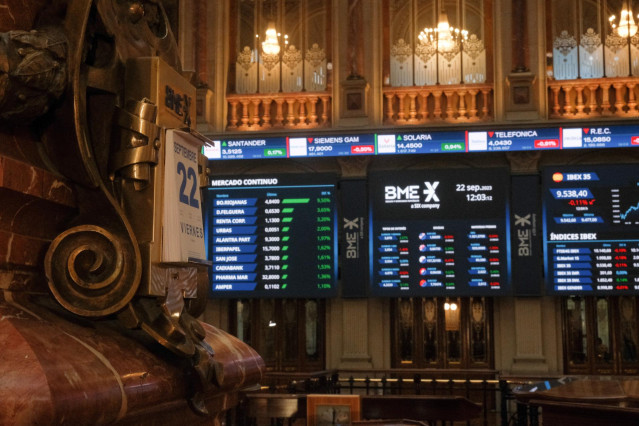 Archivo - Varios paneles del Ibex 35 en el Palacio de la Bolsa, a 22 de septiembre de 2023, en Madrid (España).
