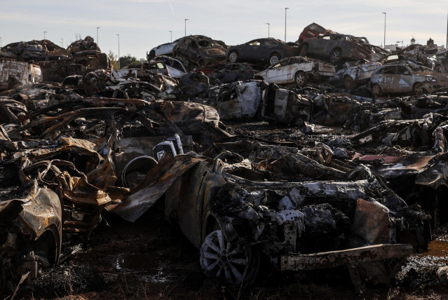 Imágenes de archivo de los vehículos calcinados en el incendio en la campa habilitada en Catarroja para recogerlos tras el paso de la dana