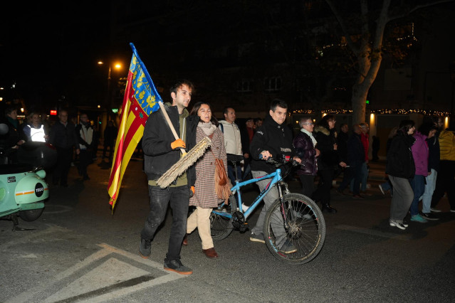 Varias personas durante la tercera manifestación convocada contra la gestión de la dana del president de la Generalitat