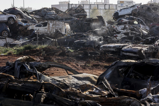 Los restos del incendio de la campa de residuos y vehículos de la DANA, originado ayer, a 17 de diciembre de 2024, en Catarroja, Valencia, Comunidad Valenciana (España). Ayer por la tarde, se incendió una campa con vehículos y otros residuos de la DANA en