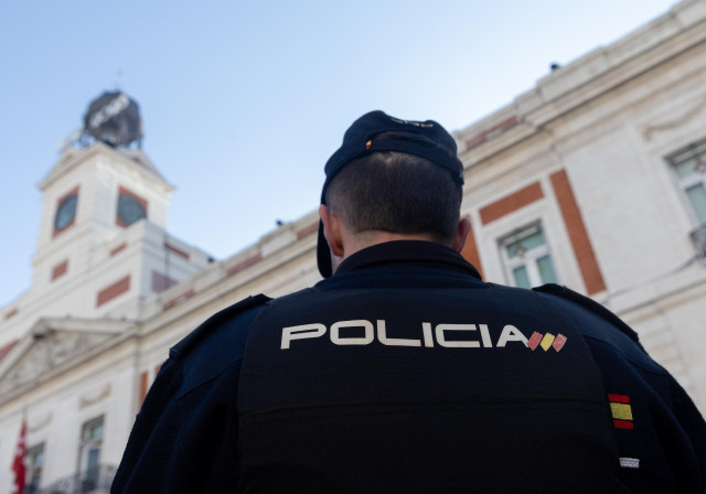 Un agente de la Policía Nacional durante la presentación del dispositivo especial de seguridad para las campanadas de fin de año, en la Puerta del Sol, a 30 de diciembre de 2024, en Madrid (España).