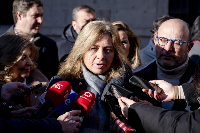 La vicealcaldesa de Madrid y alcaldesa en funciones, Inma Sanz, atiende a los medios de comunicación tras el minuto de silencio, en la plaza de la Villa, a 31 de diciembre de 2024, en Madrid (España). El minuto de silencio ha sido convocado por el Ayuntam