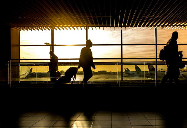 Imagen de recurso de viajeros en un aeropuerto.