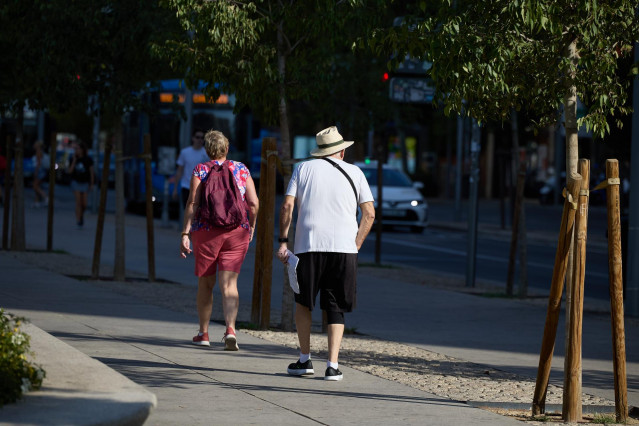 Archivo - Foto de archivo de señores mayores caminando por una calle de Madrid.