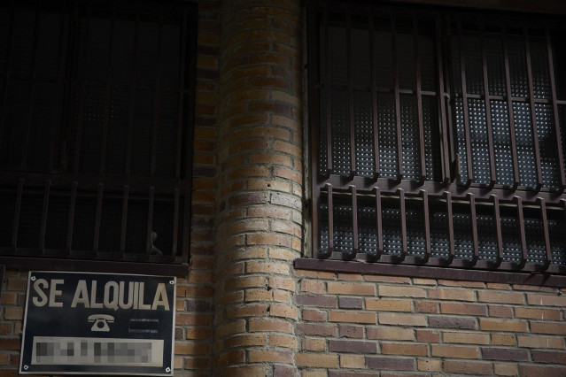 Archivo - Cartel de se alquila.