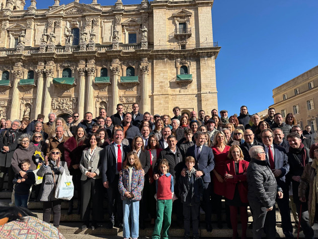 Foto de familia del PSOE arropando a Julio Millán tras ser investido como alcalde de Jaén con la moción de censura contra el PP.