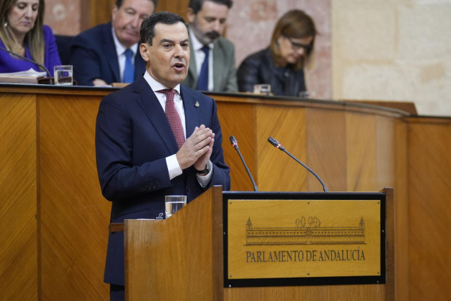 El presidente de la Junta de Andalucía, Juanma Moreno durante su intervención en el Debate sobre el Estado de la Comunidad. (Foto de archivo).