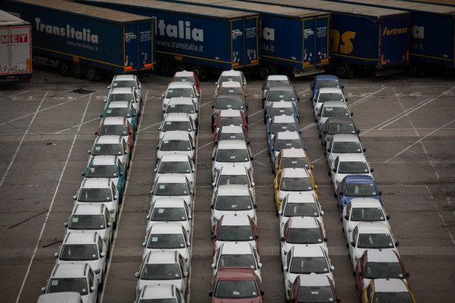 Archivo - Un conjunto de coches aparcados en el puerto de Barcelona, a 30 de mayo de 2022, en Barcelona, Cataluña (España).