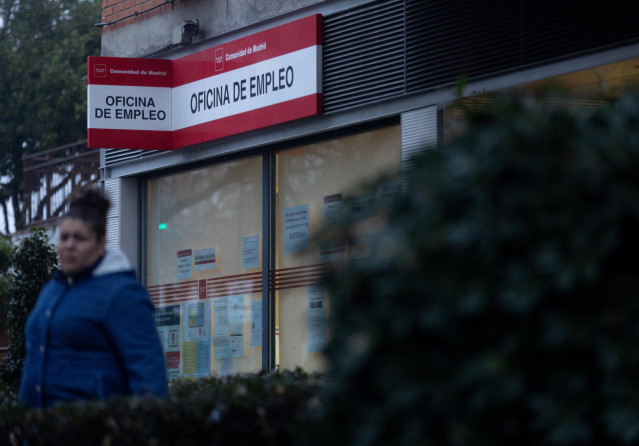 Archivo - Un cartel de una oficina de empleo en la Comunidad de Madrid