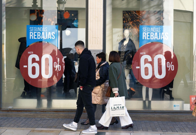 Archivo - Varias personas realizan compras en el  inicio de las primeras rebajas del año en comercios de la capital malagueña.