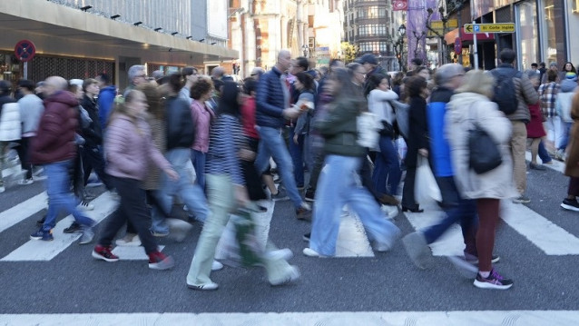 Bilbaínos recorren la Gran Vía