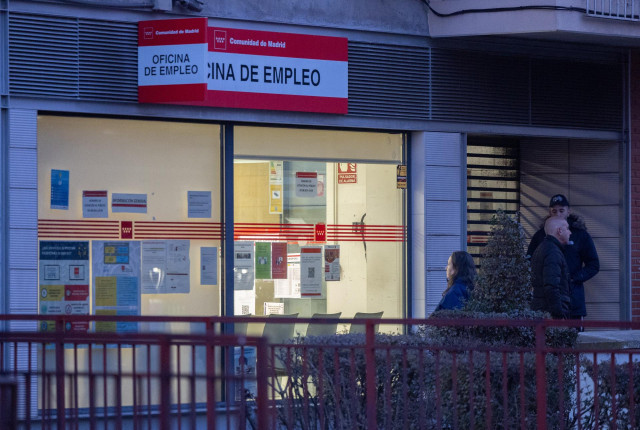Varias personas en la puerta de una oficina del SEPE.
