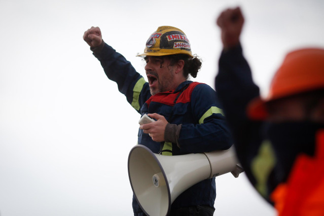 Archivo - Un hombre durante una protesta de trabajadores de Alcoa, a 23 de noviembre de 2024, en Ribadeo, Lugo, Galicia (España). Una protesta de cientos de trabajadores de Alcoa San Cibrao ha cortado durante unos minutos la autovía A-8 a la altura de Rib