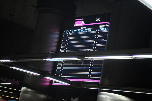 Un panel informativo indica que no hay servicio de Cercanías, en la estación de Sol
