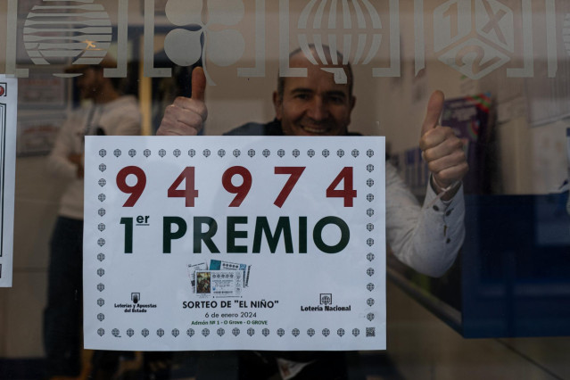 Archivo - Agraciados con el ‘Primer Premio’ del Sorteo Extraordinario de El Niño 2024 correspondiente al número 94974 celebra su suerte en la administración, a 6 de enero de 2024, en O Grove, Pontevedra, Galicia (España). El Sorteo de la Lotería del Niño
