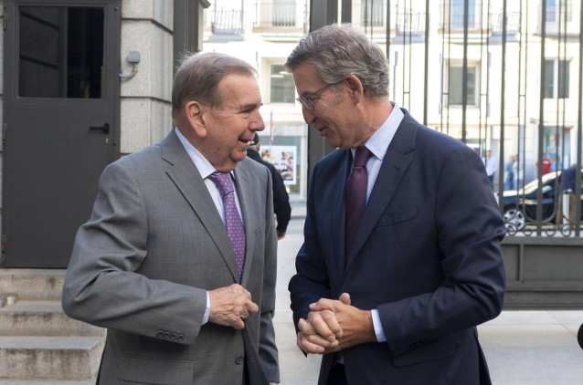 Archivo - El opositor venezolano Edmundo González (i) y el presidente del PP, Alberto Núñez Feijóo (d), a su llegada a una reunión, en el Congreso de los Diputados, a 17 de septiembre de 2024, en Madrid (España).