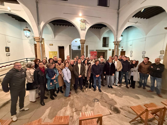La candidata a la Secretaría General del PSOE de Extremadura Esther Gutiérrez participa en un acto de la campaña informativa de las primarias