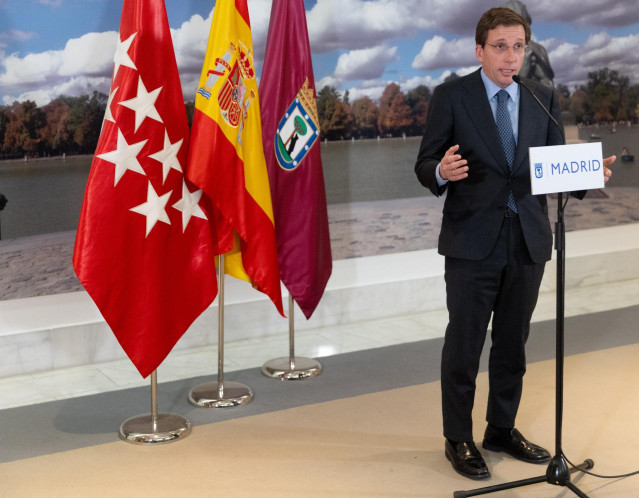 El alcalde de Madrid, José Luis Martínez-Almeida, interviene tras una sesión ordinaria del Pleno