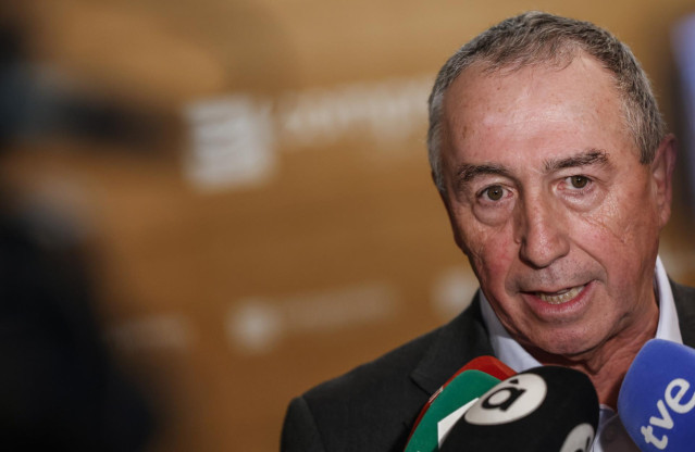 Archivo - El síndic de Compromís en Les Corts, Joan Baldoví, atiende a los medios de comunicación, en una imagen de archivo