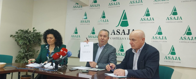 El presidente de Asaja en Castilla y León, en el centro de la imagen, analiza el año 2024