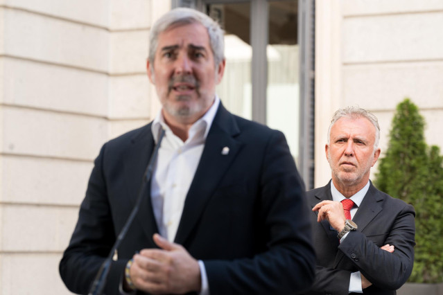 Archivo - El presidente de Canarias, Fernando Clavijo, comparece ante los periodistas junto al ministro de Política Territorial y Memoria Democrática, Ángel Víctor Torres