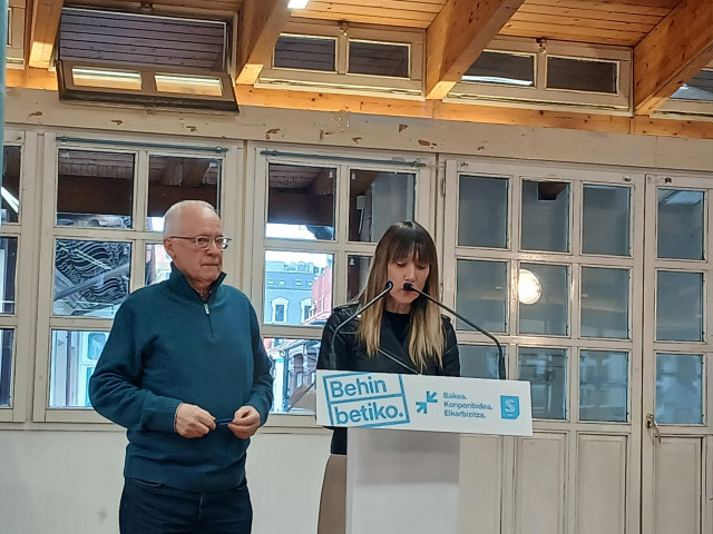 Los portavoces de Sare Joseba Azkarraga y Bego Atxa en rueda de prensa en Bilbao.