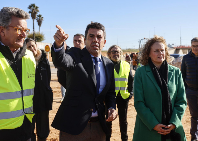 El presidente de la Generalitat, Carlos Mazón, durante su visita a las obras de recuperación del puente de la CV-403 afectado por las inundaciones, en los términos municipales de Torrent y Picanya