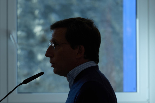 El alcalde de Madrid, José Luis Martínez-Almeida, atiende a los medios durante la inauguración de Los Cantiles, en el Parque Tecnológico de Valdemingómez