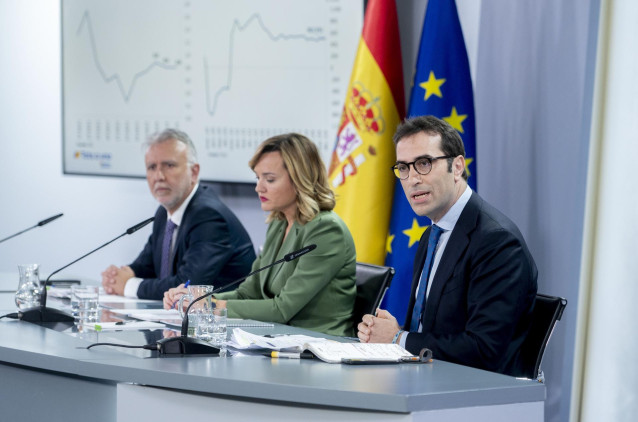 (I-D) El ministro de Política Territorial y Memoria Democrática, Ángel Víctor Torres; la ministra Portavoz, Pilar Alegría y el ministro de Economía, Comercio y Empresa, Carlos Cuerpo, durante una rueda de prensa posterior al Consejo de Ministros.